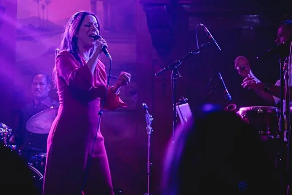 Bebel Gilberto se retrata por pisar na bandeira do Brasil: “Impensado”