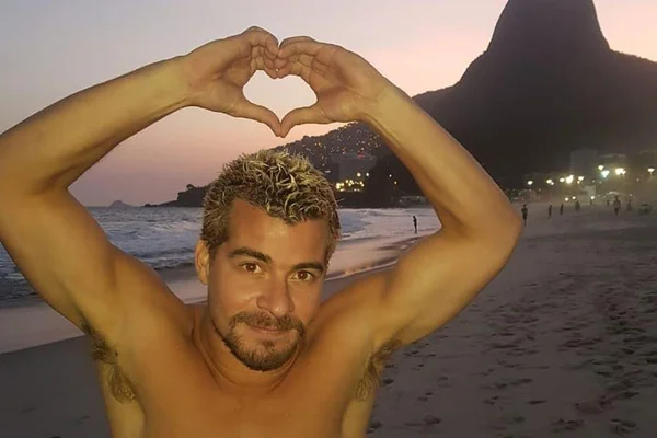 Após criticar bares lotados, Thiago Martins dá festão em casa e revolta fãs