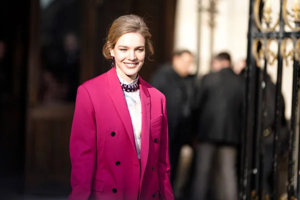 Em imagem de street style, a modelo Natalia Vodianova usa blazer na cor magenta, a cor do ano segundo a Pantone - Metrópoles