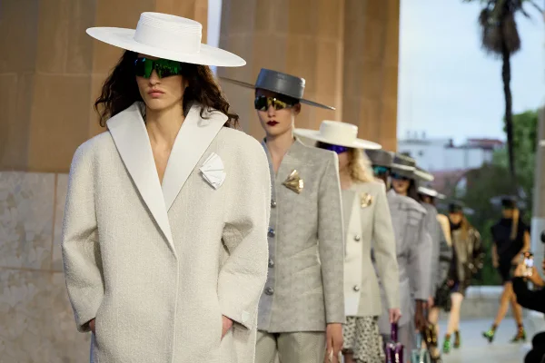 Modelos usando chapéus e óculos escuros na passarela da Louis Vuitton - Metrópoles