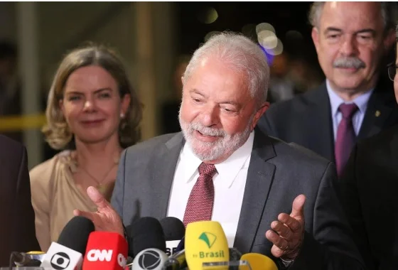 Posse de Lula faz gravatas vermelhas esgotarem em Brasília