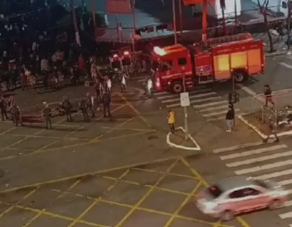 Imagem mostra viatura dos bombeiros durante atendimento em avenida perto da Cracolândia, no centro de São Paulo - Metrópoles