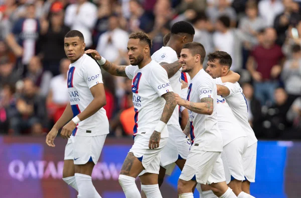 Com brilho de Messi, Neymar e Mbappé, PSG vence e lidera o Francês