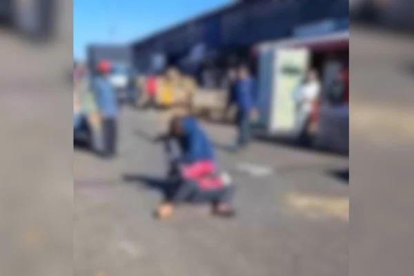 Imagens feitas por pessoas que estavam no local registraram a confusão que terminou com um homem esfaqueado dentro da Ceagesp - Metrópoles