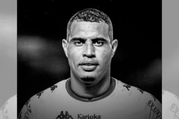 imagem em preto e branco mostra o jogador Michel Pereira Santos, da Portuguesa-RJ