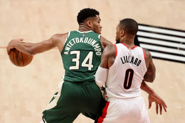 Giannis Antetokounmpo e Damian Lillard - Metrópoles