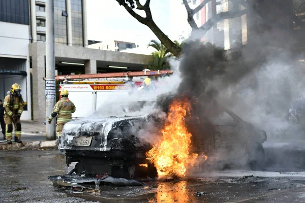 Carro pega fogo em estacionamento no Setor Comercial Norte