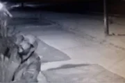 Homem furta câmera de segurança Homem furta câmera de segurança