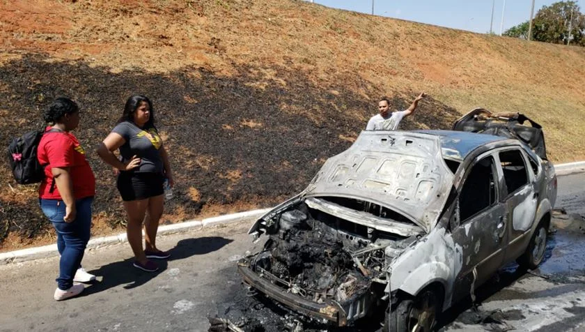 Vídeo. Carro com duas mulheres pega fogo em via da Asa Sul - imagem 3 Vídeo. Carro com duas mulheres pega fogo em via da Asa Sul - imagem 3