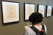 Jovem desenhando durante o passeio Jovem desenhando durante o passeio