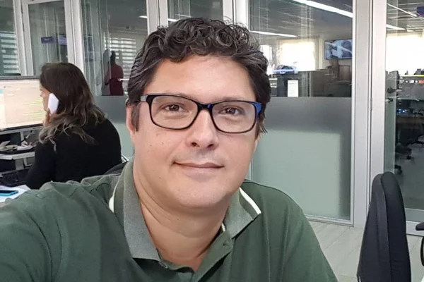 Repórter é trancado em porta-mala e bandidos ateiam fogo no carro