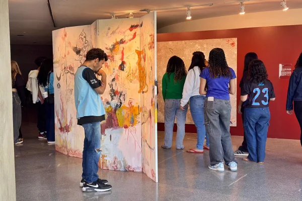 Alunos do ensino médio apreciam mostra Constelações Contemporâneas - destaque galeria Alunos do ensino médio apreciam mostra Constelações Contemporâneas - destaque galeria