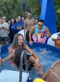 Disputa inspirada na Banheira do Gugu anima 2º dia da Farofa da GKay