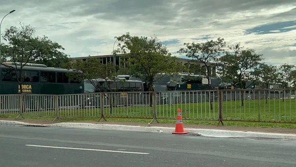 Vídeo: ônibus da Força Nacional estacionam na Esplanada