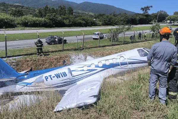 Avião de pequeno porte sai da pista durante pouso no interior de SP