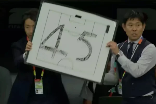 Técnico do Japão utiliza estratégia inusitada na Copa e viraliza. Veja