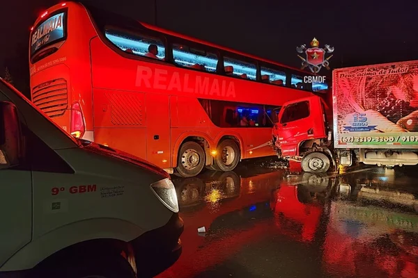 Colisão entre caminhão e ônibus deixa dois feridos na BR-020, no DF