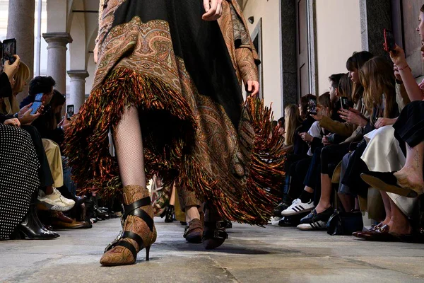 Tecidos artesanais surgem como antídoto para a difusão do sportwear