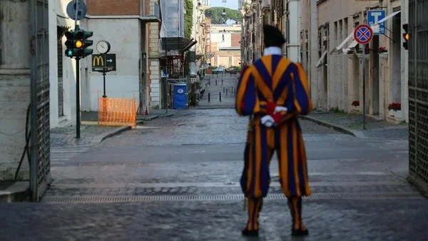 Carro invade Vaticano em alta velocidade e motorista é preso