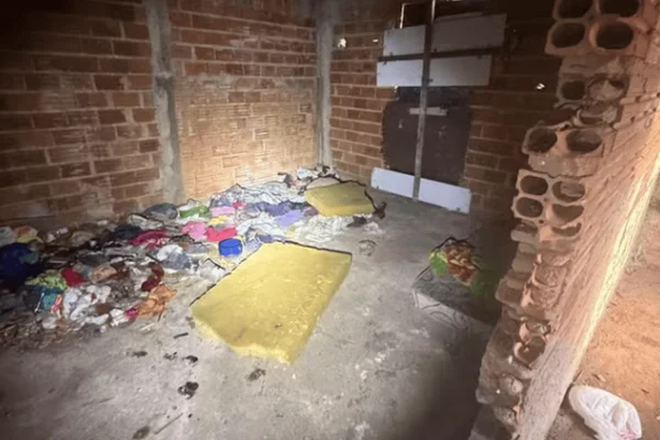 Imagem colorida de um imóvel sem mobília com colchões e entulhos, onde o jovem foi resgatado - Metrópoles