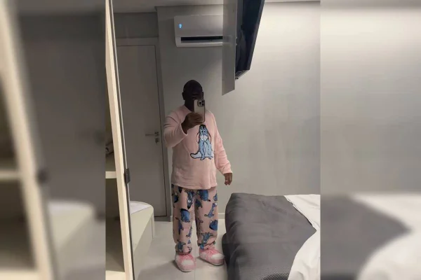 Advogado que foi preso por agredir mulher ressurge com pijama infantil