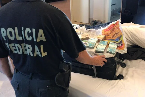 Ex-governador de Goiás é alvo de operação da PF por desvios na Saneago