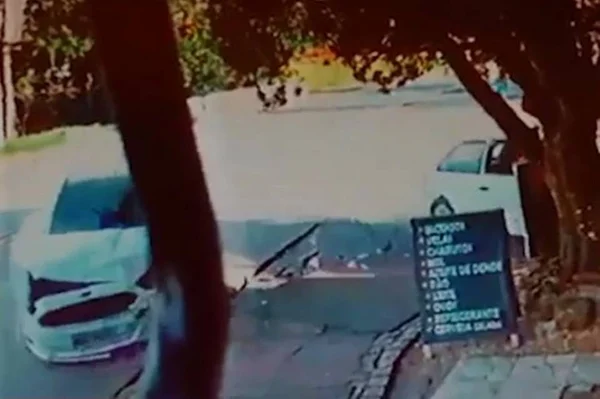 Após matar idoso atropelado, motorista provoca novo acidente minutos depois