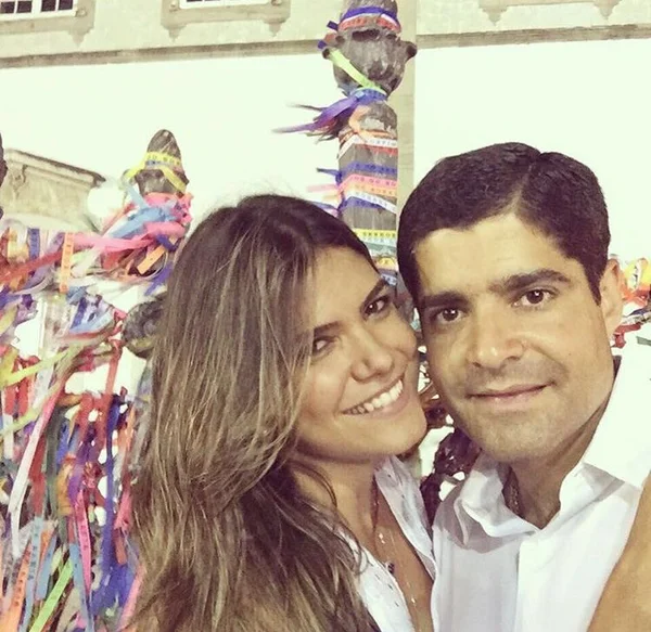 Tata Canhedo e o prefeito baiano ACM Neto ficam noivos em Brasília