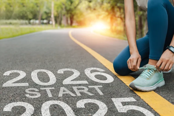 Imagem colorida mostra mulher se preparado para correr - Metrópoles