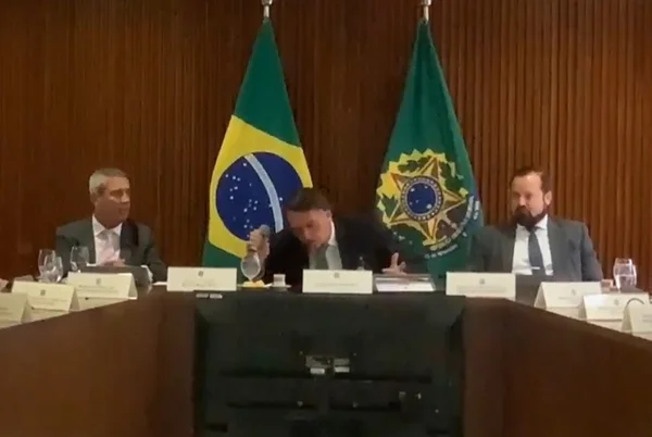 Foto colorida de Bolsonaro simulando que está cheirando uma carreira de cocaína - Metrópoles