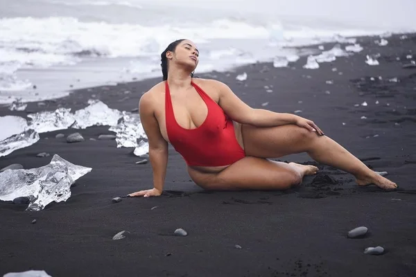 Conheça modelos plus size em destaque na moda