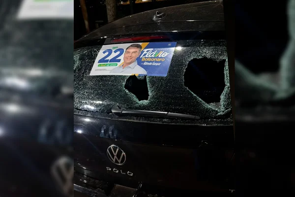 O carro vandalizado próximo a um evento em apoio a Leandro Grass