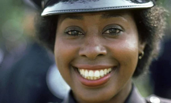 Marion Ramsey, atriz de Loucademia de Polícia, morre aos 73 anos