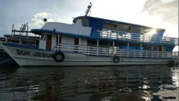 foto de uma barco branco e azul flutuando em um rio