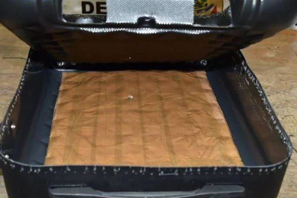 Mala com fundo falso cheio de drogas é apreendida no Aeroporto de Guarulhos