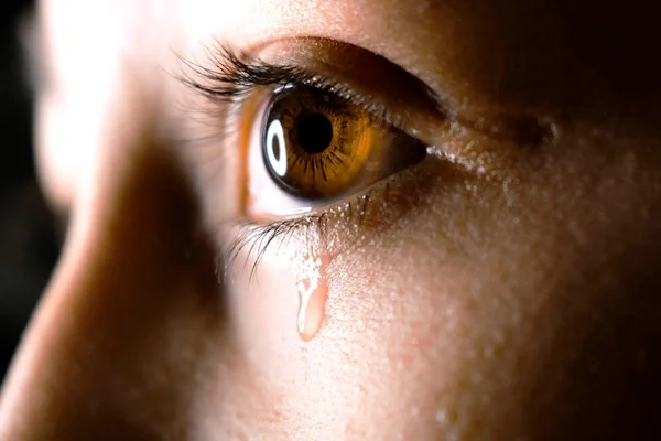 Mulher chorando - Metrópoles