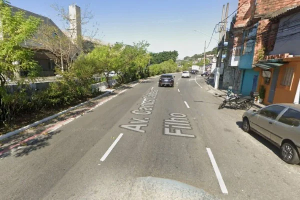 Foto colorida de via em que houve atropelamento e morte de motociclista, no Capão Redondo, zona sul de São Paulo.