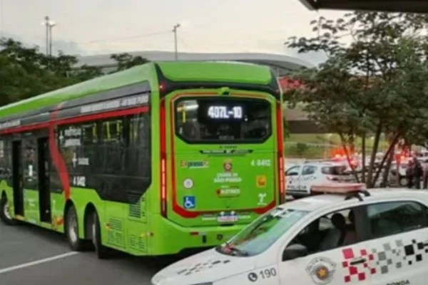Imagem colorida de ônibus cujo motorista é feito refém, na zona leste de São Paulo. - Metrópoles