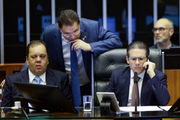 Hugo Motta, presidente da Câmara, durante votação da derrubada do decreto do IOF