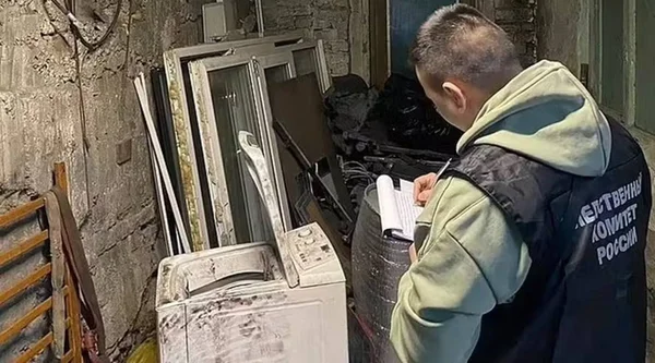 imagem colorida menino encontrado morto em máquina de lavar