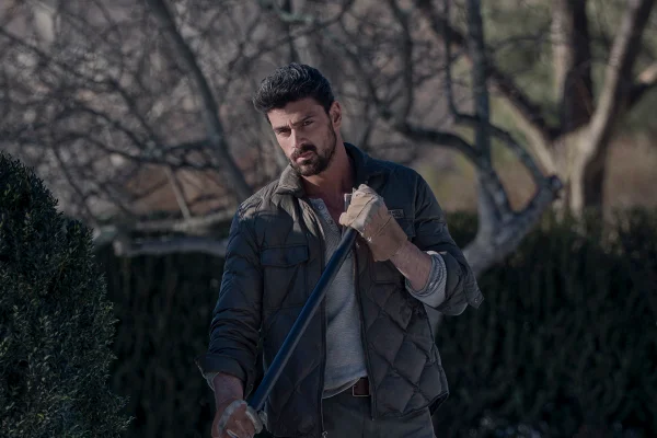 Michele Morrone como Enzo em cena do filme A Empregada - Metrópoles