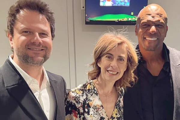 Foto colorida de Selton Mello, Fernanda Torres e Terry Crews