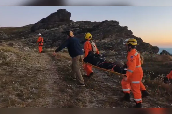 Mulher é resgatada de helicóptero após se ferir em trilha de MG