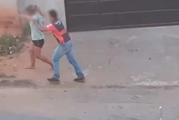 Homem é filmado agredindo mulher em Aparecida de Goiânia, Goiás
