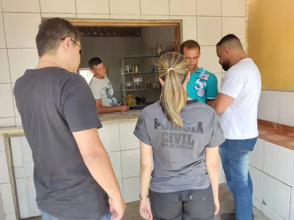 Policiais no momento da prisão do suspeito, em Campos Divulgação