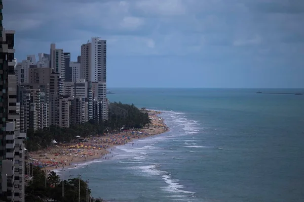 Imagem colorida de praia de Boa Viagem - Metrópoles