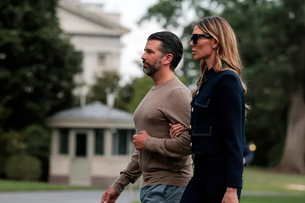 Donald Trump Jr. e Bettina Anderson já estão casados, afirma site