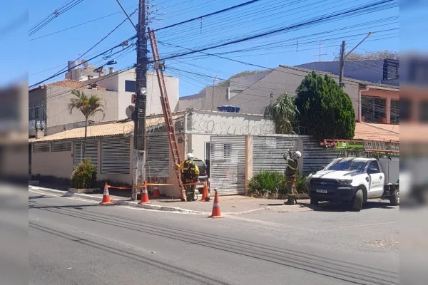 Moradora tem eletrodomésticos queimados após troca de cabos na rua