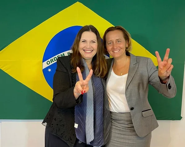 Bia Kicis celebra semelhanças com partido neonazista alemão
