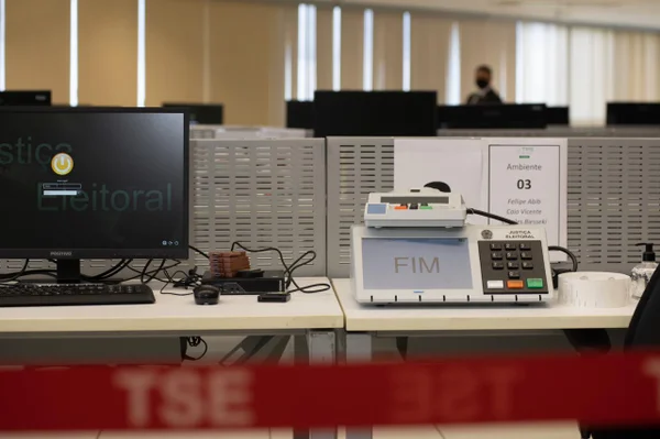 TSE abre teste de urnas para hackers